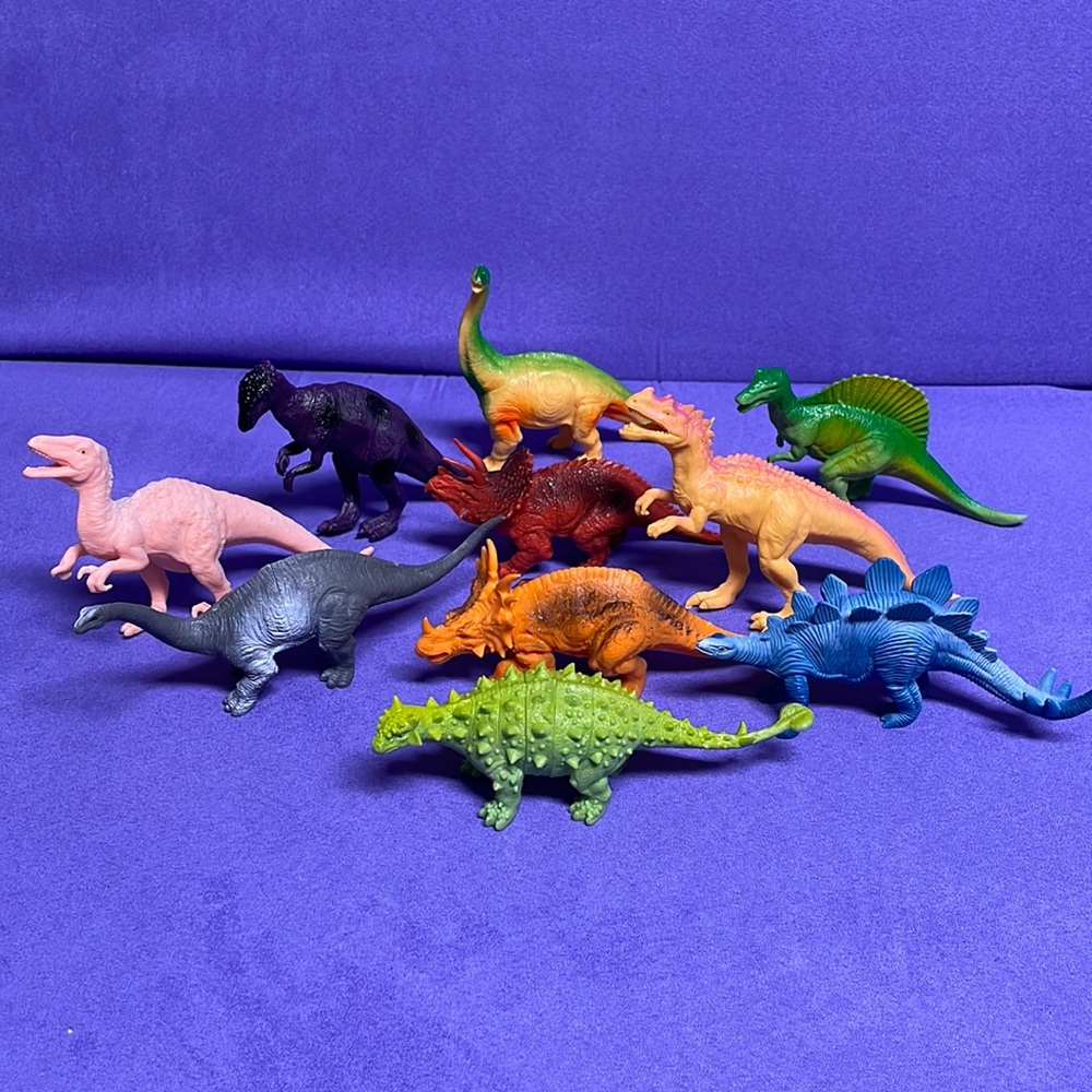 Set of 10 plastic dinosaurs. EUC. See individual pics for size reference.